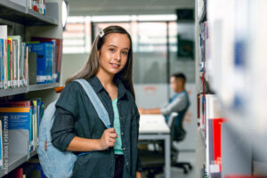 Aluna na biblioteca