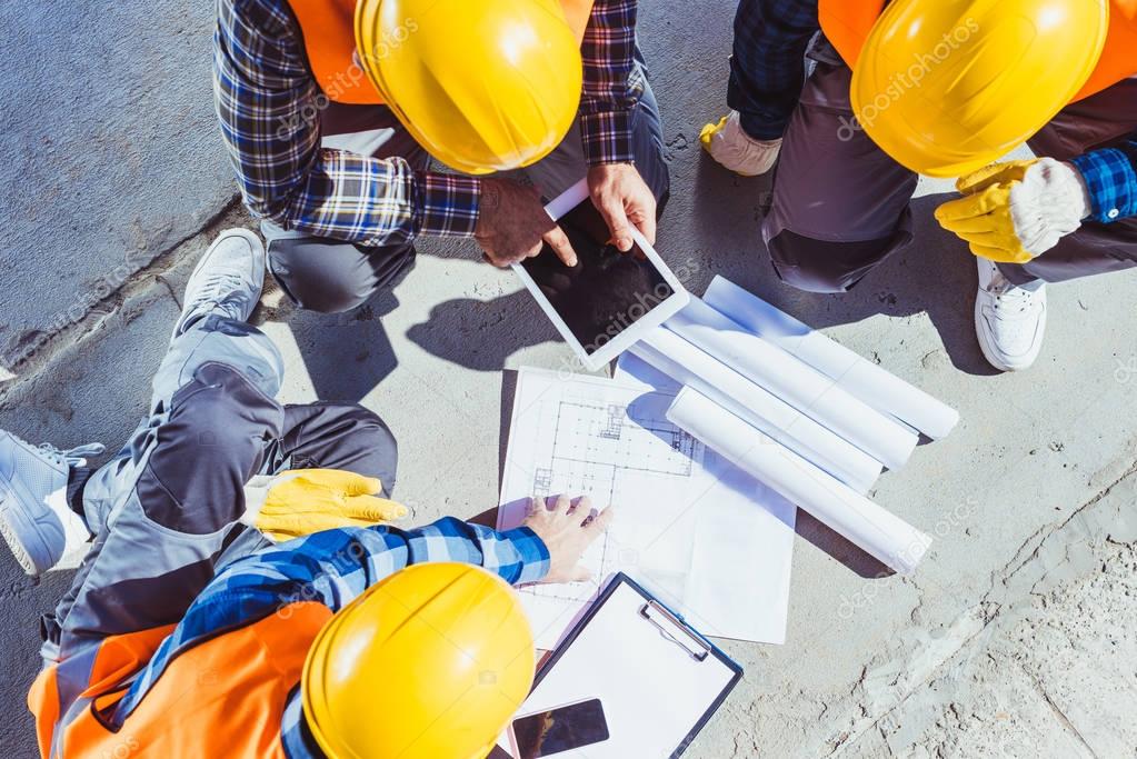 construction workers discussing building plans