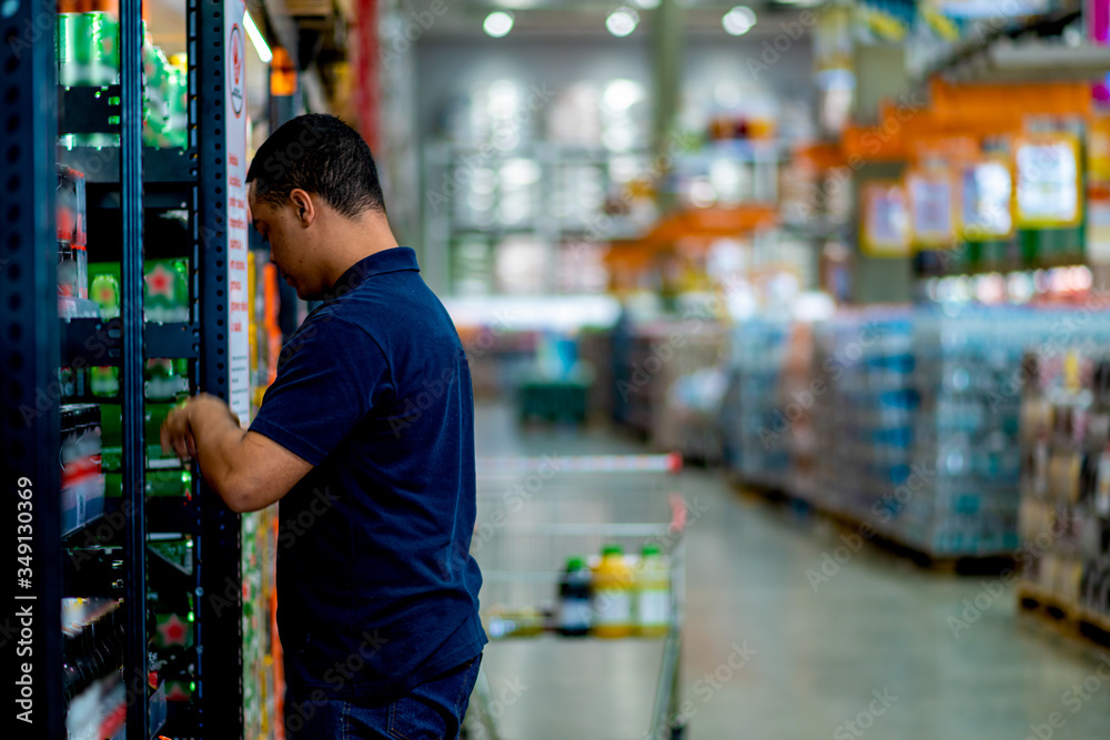 Repondo mercadorias no supermercado