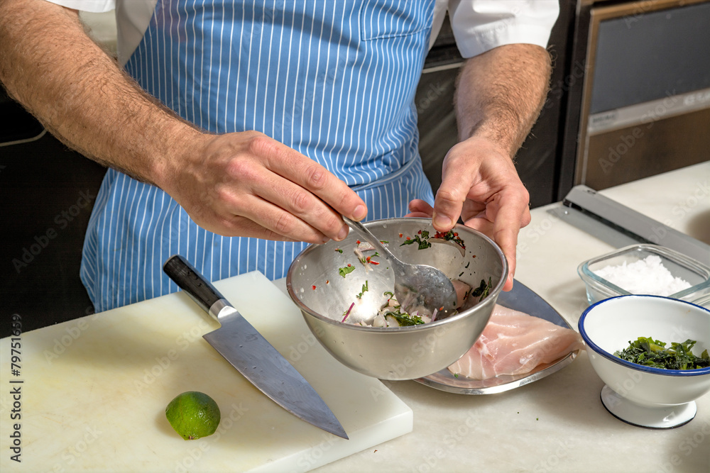 um cozinheiro a preparar ceviche de peixe fresco