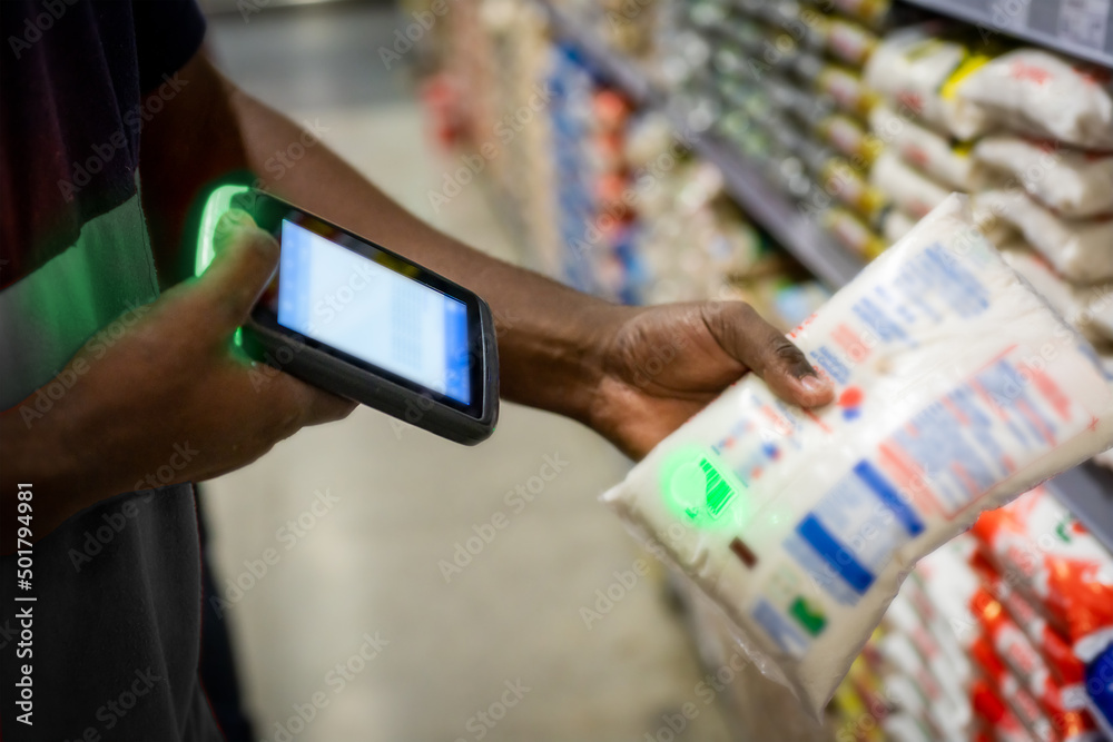 Repositor utilizando o Coletor para leitura de produto com código de barras em supermercado.