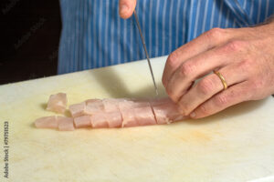 um cozinheiro a preparar peixe fresco
